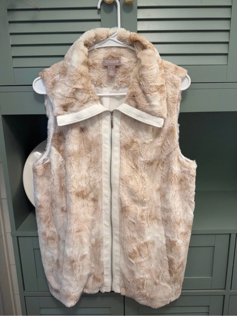 Chico's Cream & Light Tan Faux Fur Zip Vest Size 1 Reg 8/10 Med